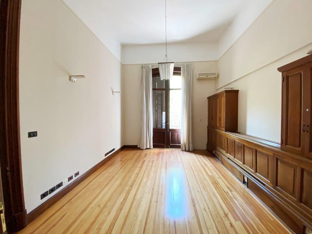 Alquiler - Edificio con 4 plantas 950 m2 con ascensor, Ciuda