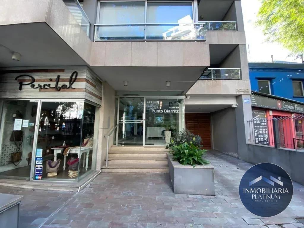 Apartamento en Punta Carretas | 2 Dormitorios, Cochera y...