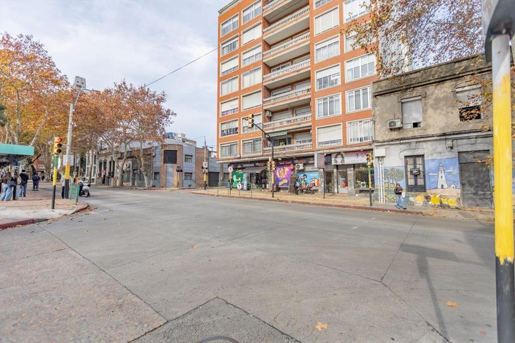 Local Comercial sobre Avenida Rivera frente al Zoológico Vi
