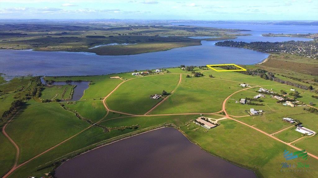 Terreno de mas de 5000 m2 con costa de laguna en