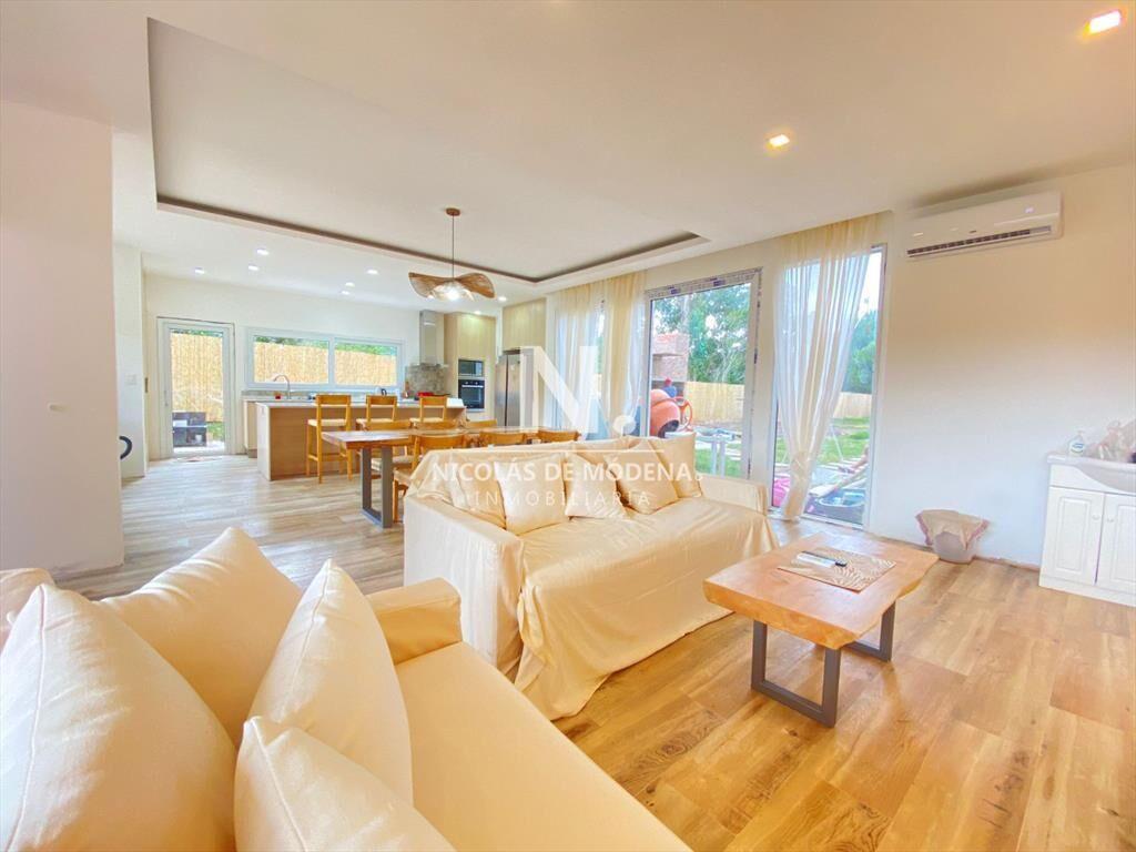 Vende casa de 4 dormitorios en Barrio Marly, del