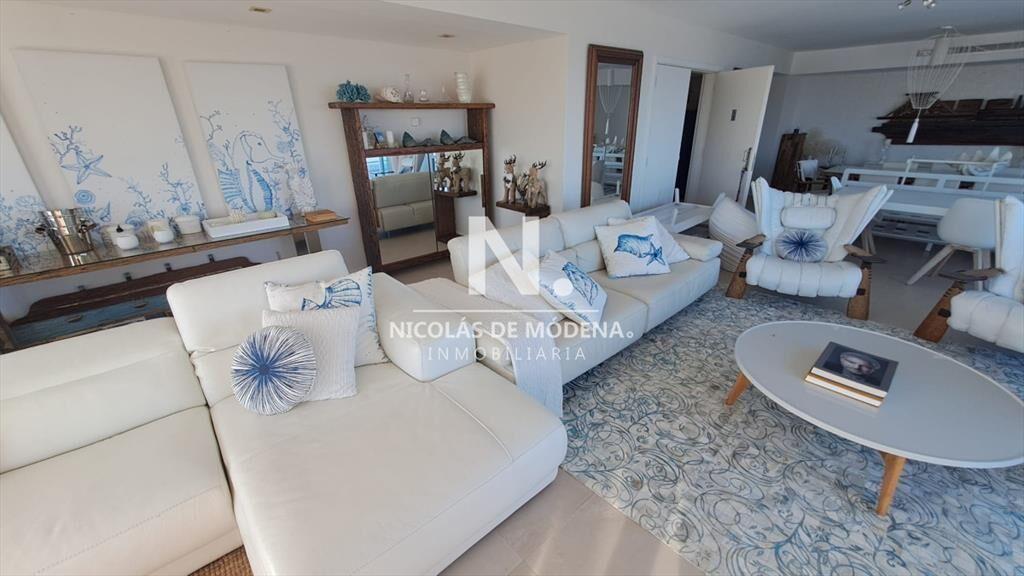 Lujoso Apartamento en venta de 3 dormitorios en Suite en Pu