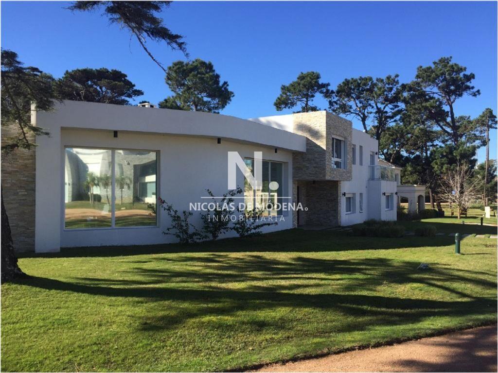 Unico barrio cerrado prox a Playa Mansa