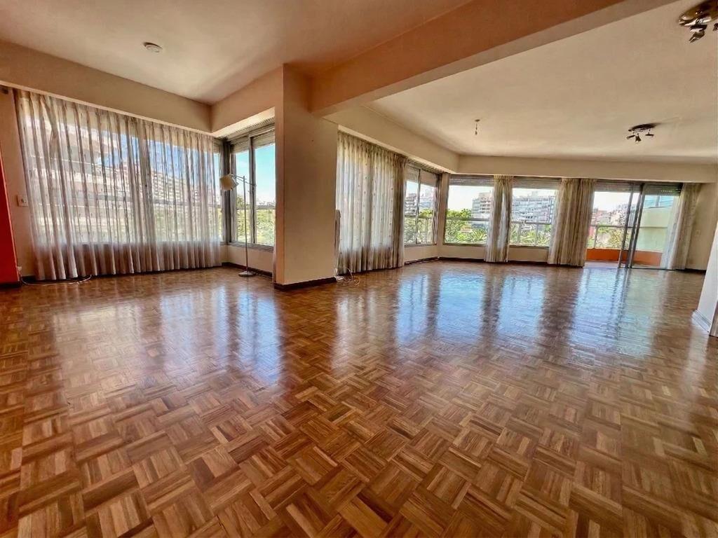 Venta de apartamento de 3 dormitorios y servicio en Villa Bi