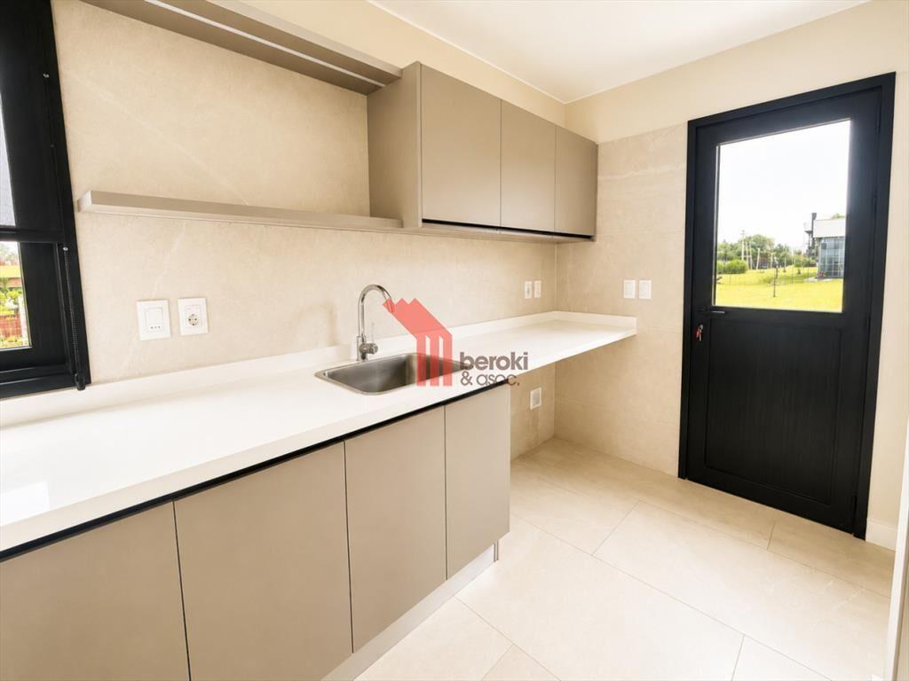 Venta de casa de 3 dormitorios, 3 baños y cuarto