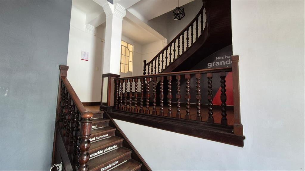 VENTA- OFICINA-LOCAL- SOBRE BVAR ARTIGAS