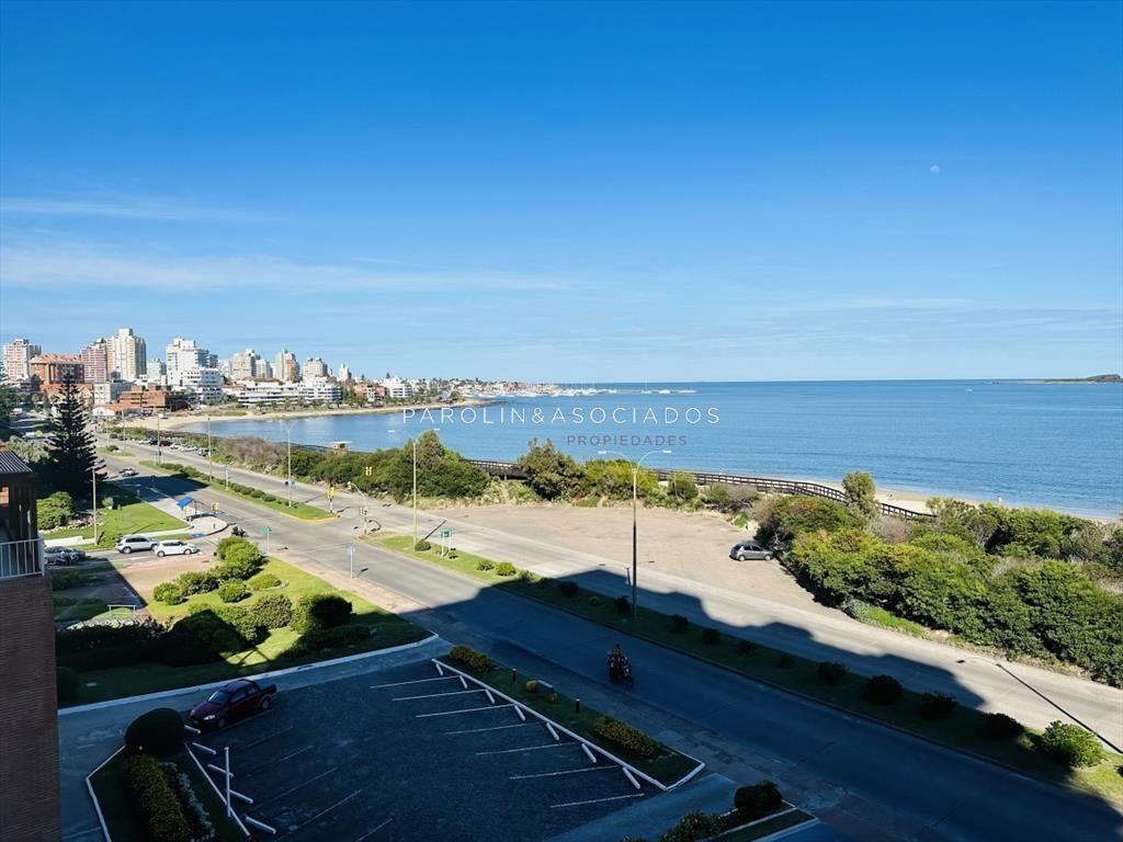 Apartamento de 3 dormitorios en venta sobre playa mansa