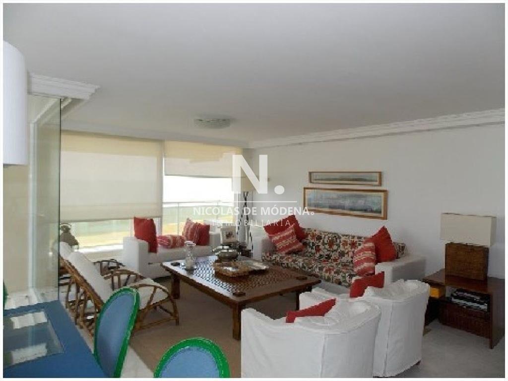 Apartamento en Venta de 3 Dormitorios en Edificio