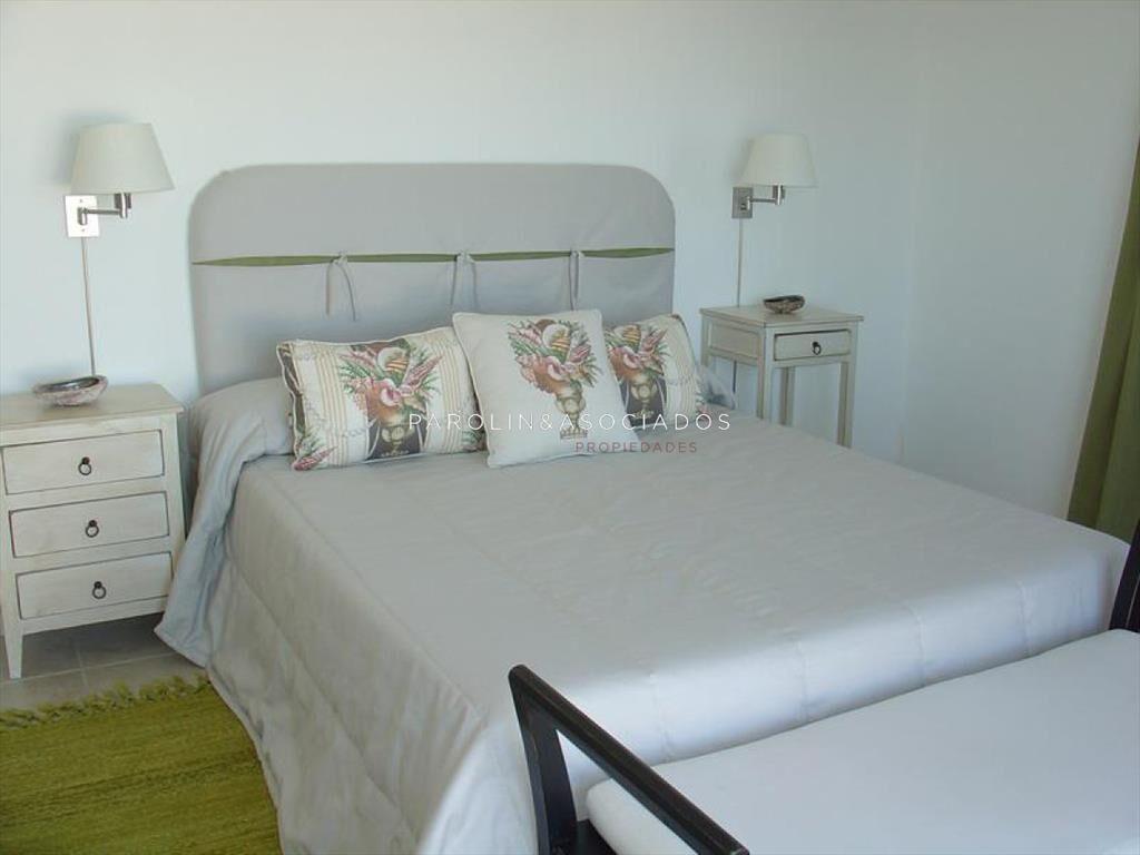 VENTA DE CASA DE 4 DORMITORIOS CON VISTA AL MAR