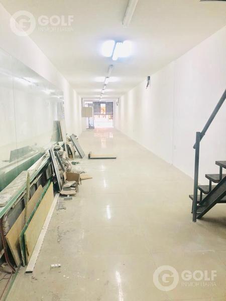 Vendo local comercial sobre 18 de julio con entrepiso, 142m