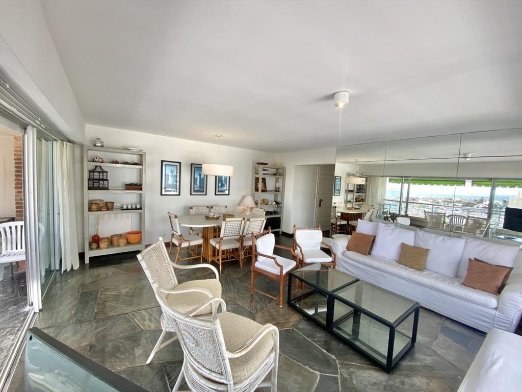 APARTAMENTO EN VENTA DE 3 DORMITORIOS 3 BAÑOS 2