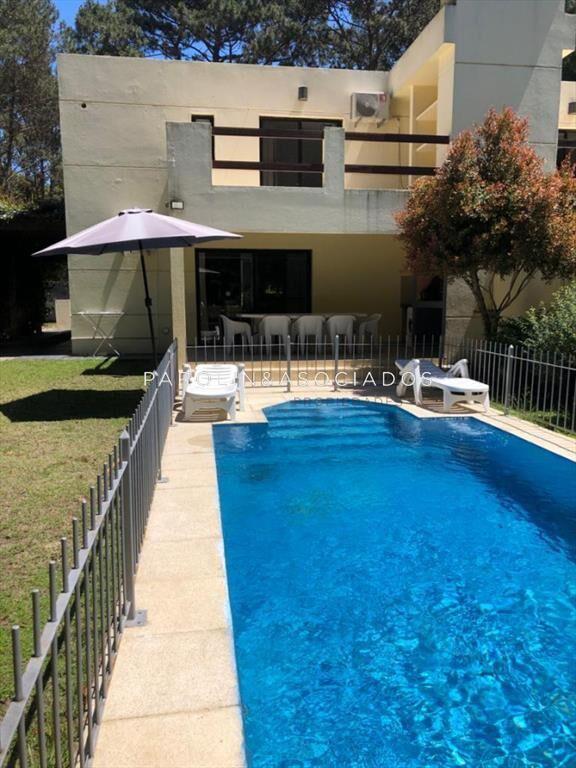 Venta de casa de 4 dormitorios en complejo Punta