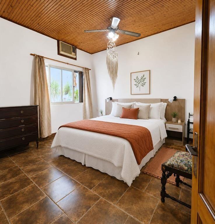 Casa grande en pleno centro con local comercial