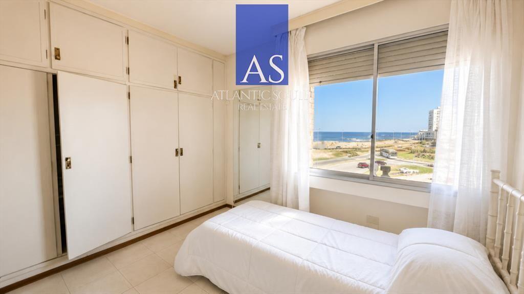 Apartamento esquinero frente al mar Punta del
