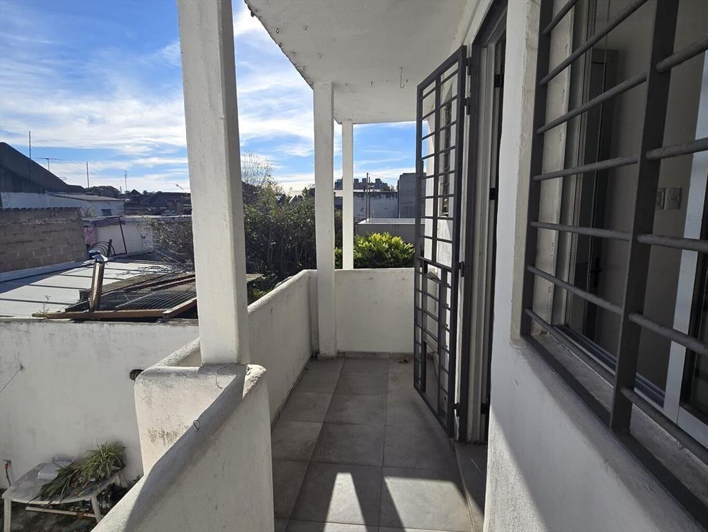 Casa de altos, muy actualizada, con amplios desahogos, para