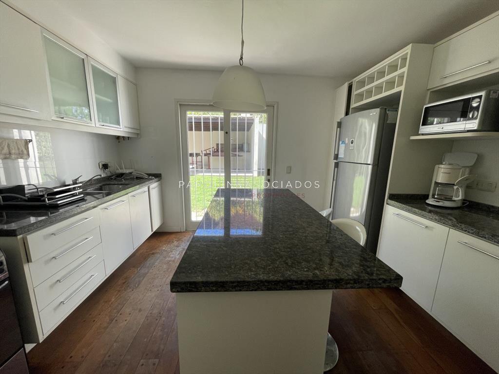 Hermosa casa en venta de 4 dormitorios en barrio