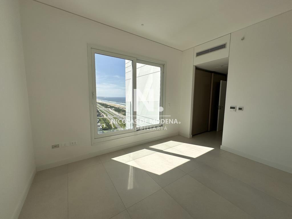 Vende apartamento de 4 dormitorios en Torre Le