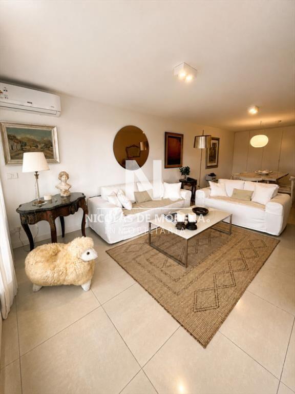 Vende apartamento de 3 dormitorios esquinero en Punta del E
