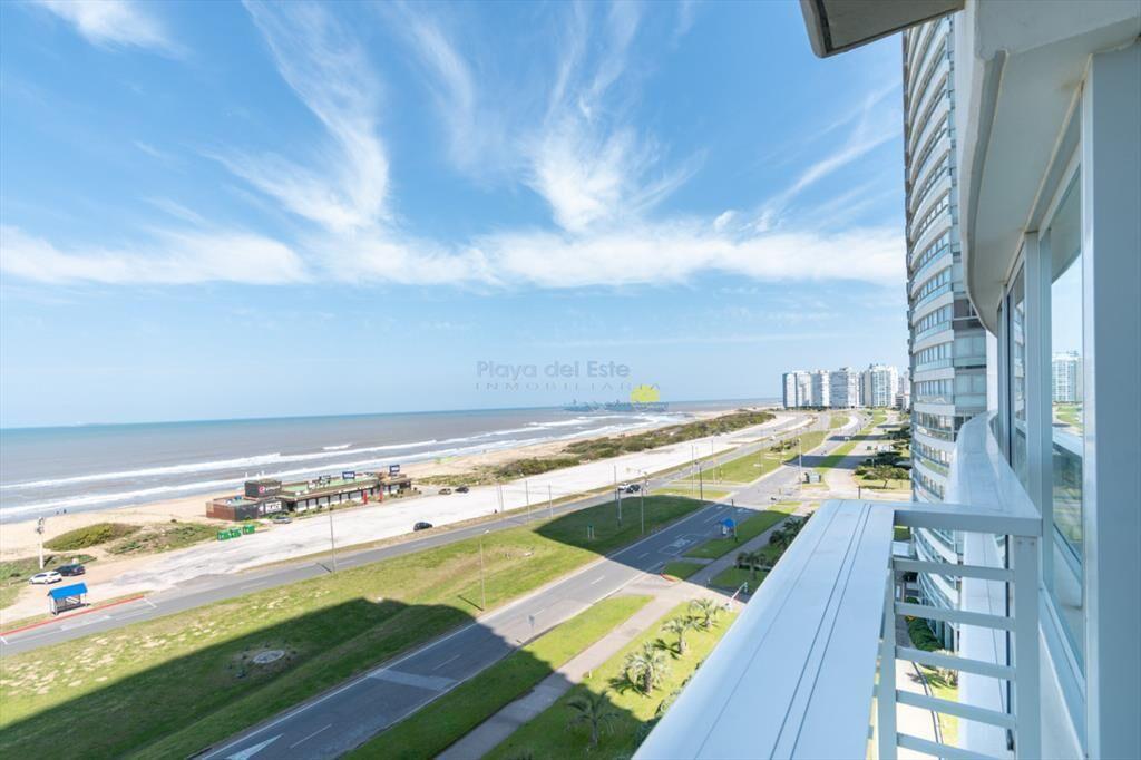 Moderno Apartamento sobre playa Brava en torre Le