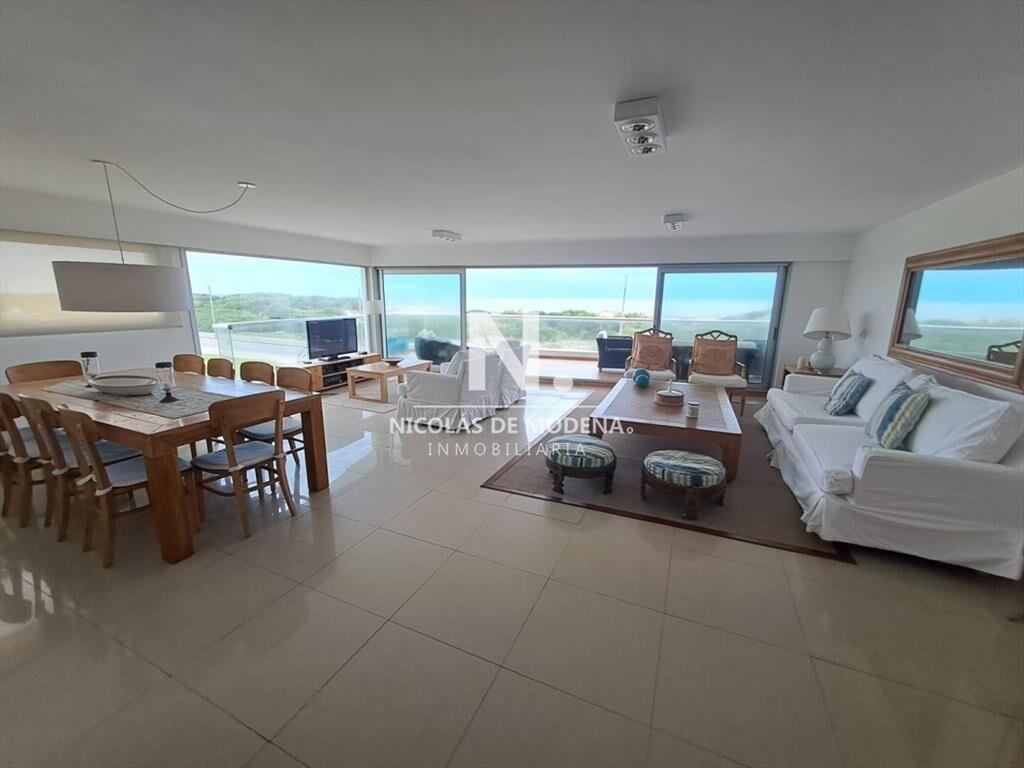 Apartamento en venta de 3 dormitorios y servcio