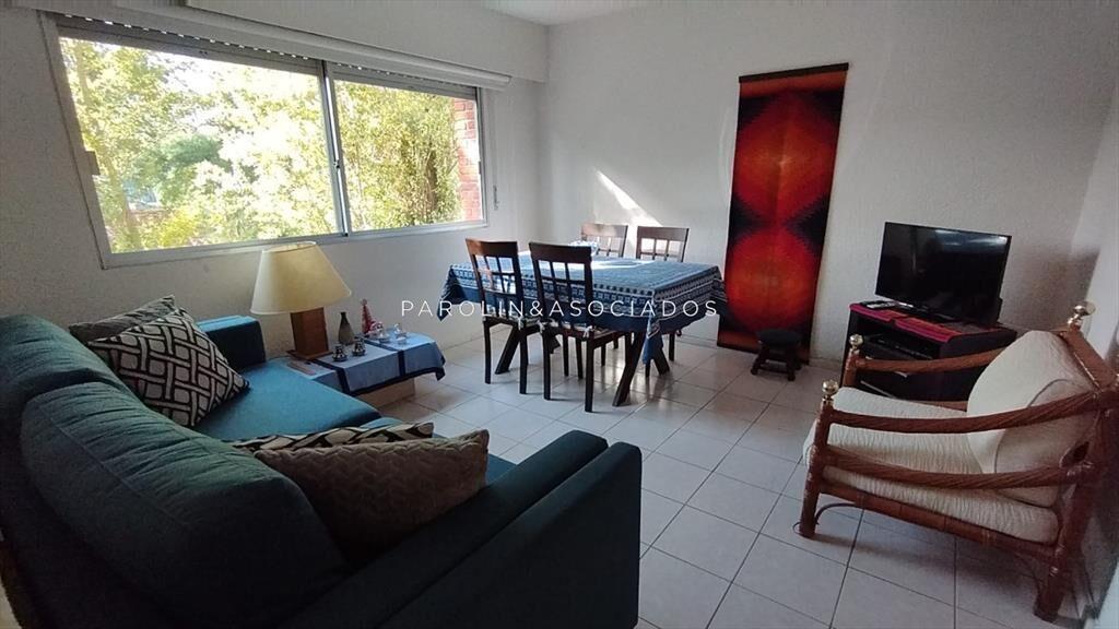 Luminoso apartamento en venta en edificio Aromo,