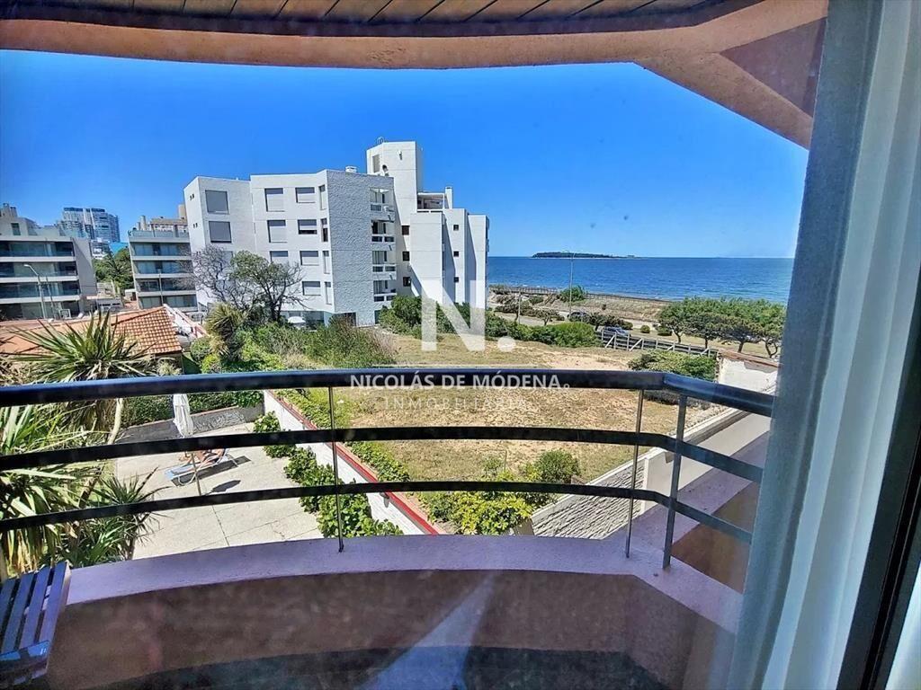 A pasos del mar en Playa Mansa, departamento de 3
