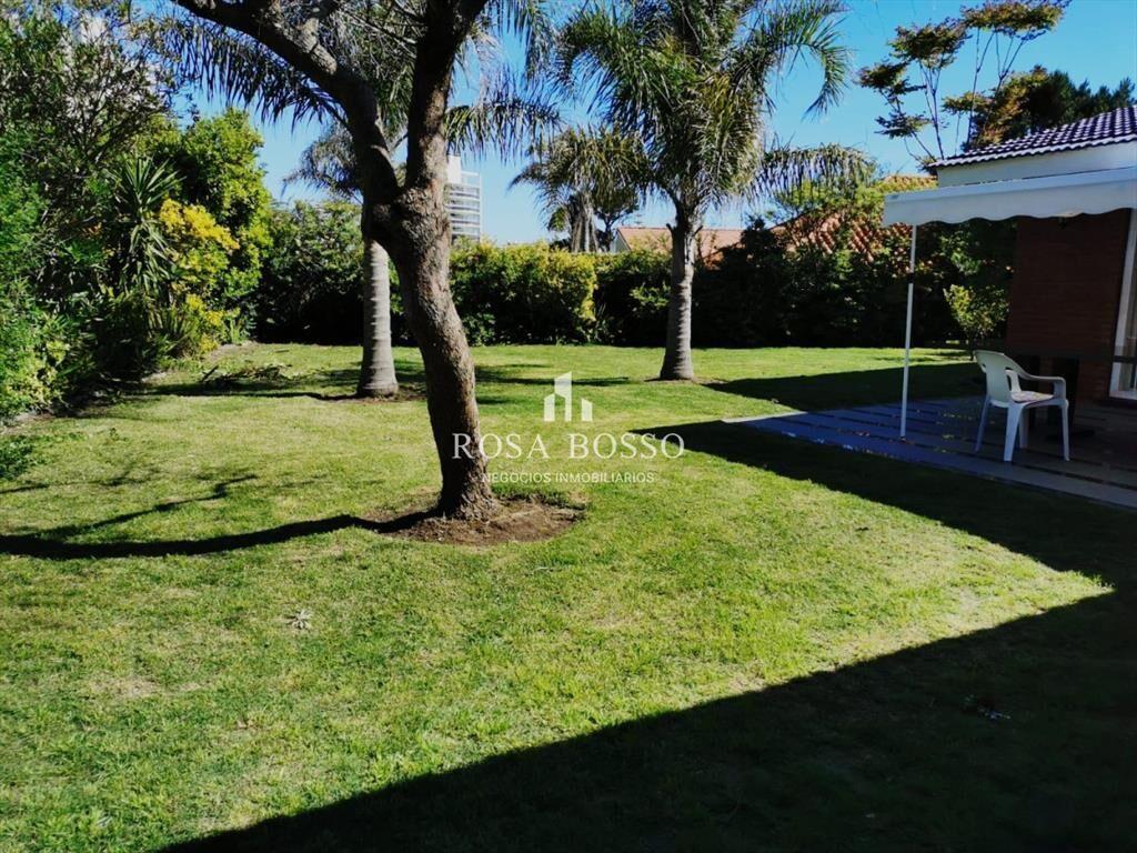 CASA PUNTA DEL ESTE PLAYA MANSA 4 DORMITORIOS