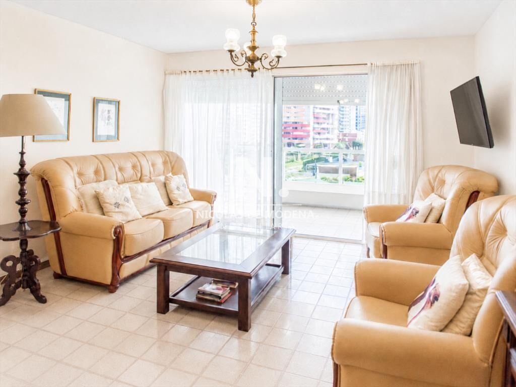 Vende apartamento de 2 dormitorios con vista al ,