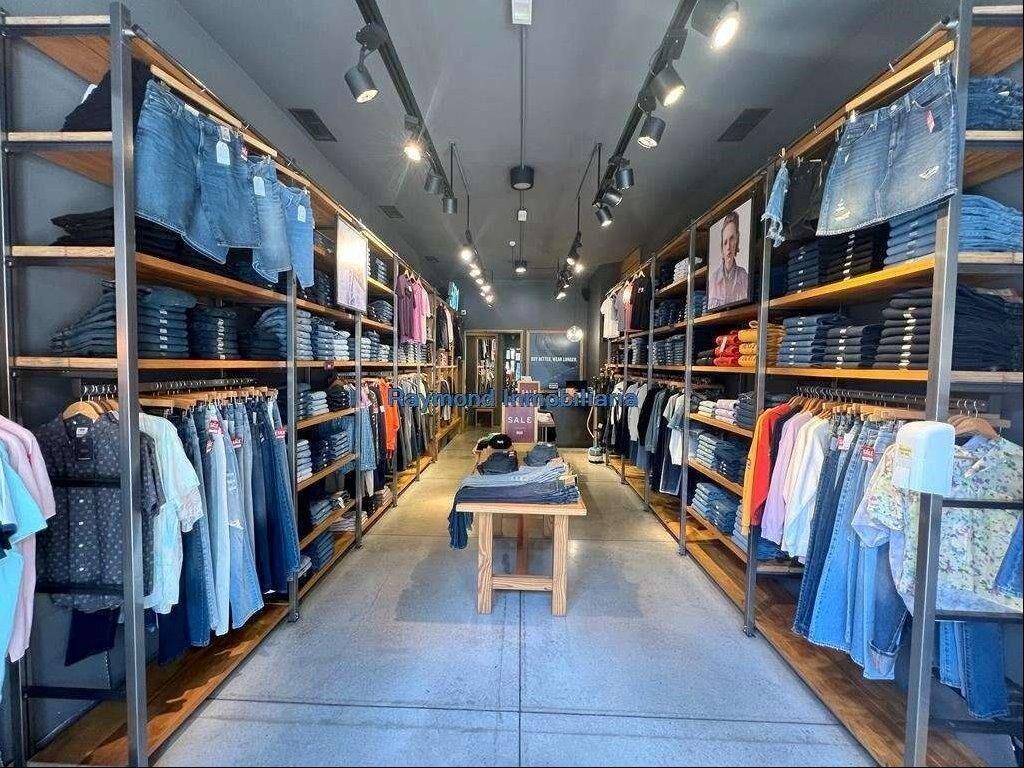ALQUILER Local comercial de 120m2 en Centro sobre 18 de jul