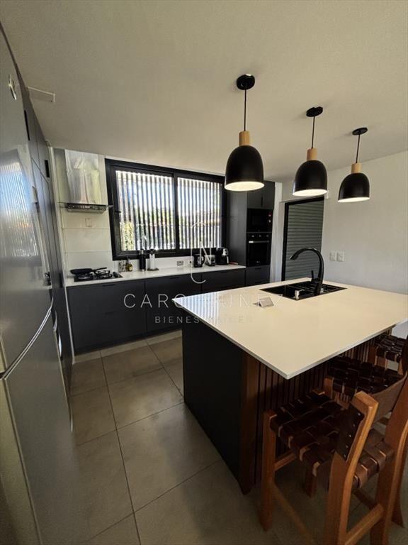 Venta casa moderna 4 dormitorios Carrasco Sur