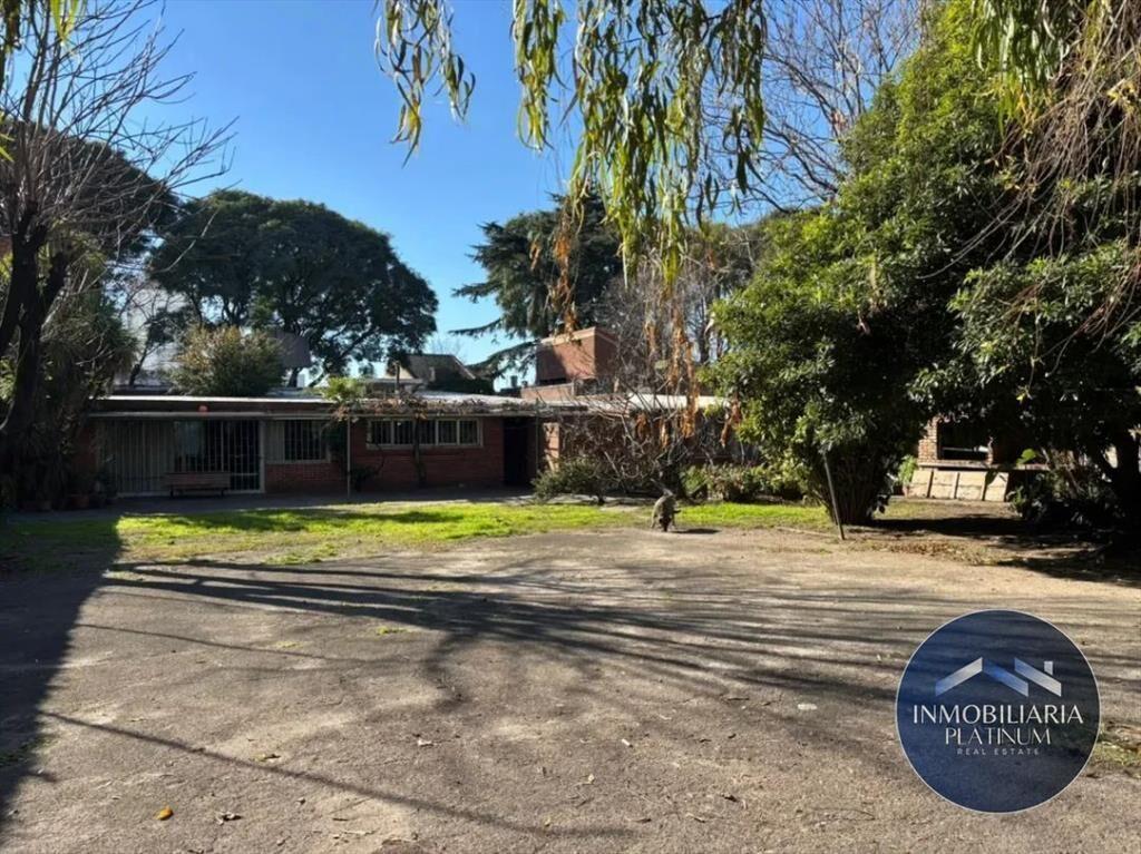 Casa en venta c/ cochera y amplio terreno en Parque Batlle