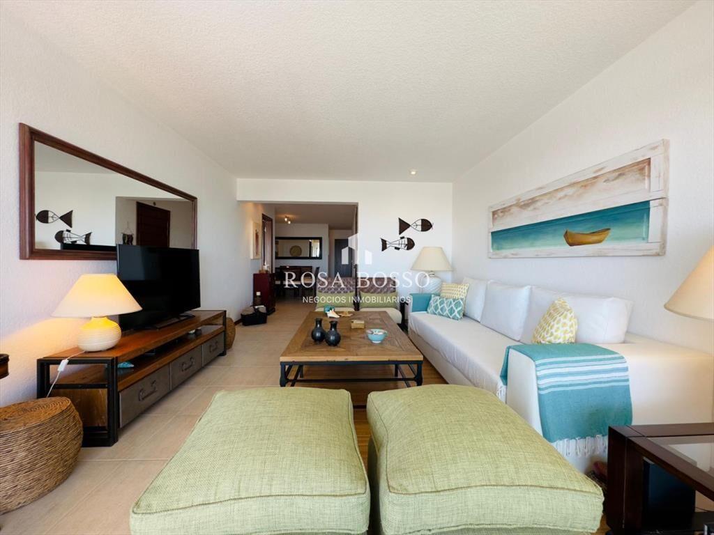 3 dormtiorios, cocina con lavadero, vista al mar.
