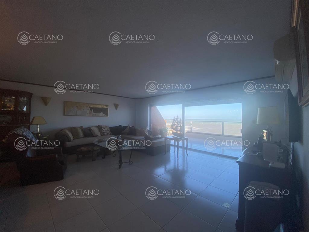 Pent-house de lujo sobre el mar en península de