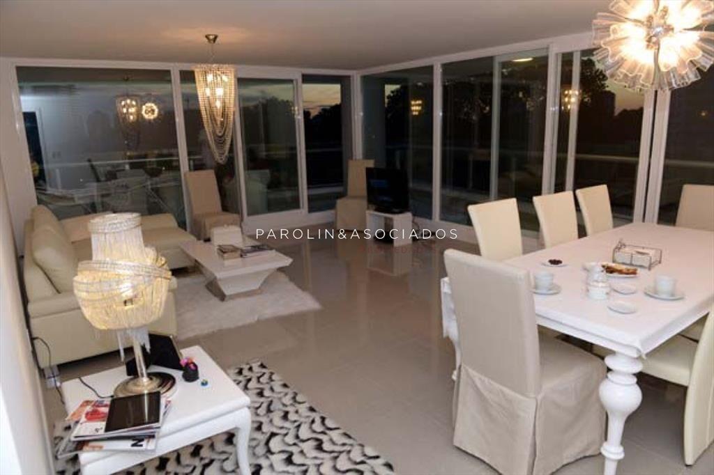 Departamento en Venta de 3 Dormitorios + en Torre