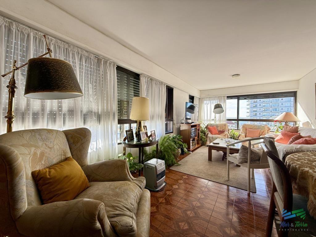 En Venta Amplio Apartamento en Torre Amalfi