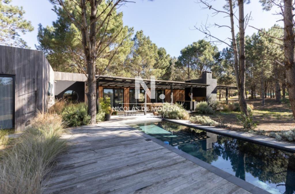 Vende casa de 4 dormitorios, en Laguna Escondida.