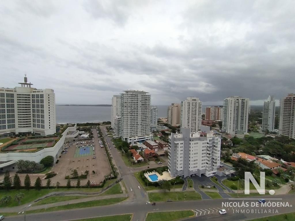 Playa Mansa , deartamento de 2 dormitorios en venta