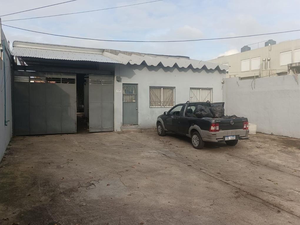 Gran ubicación J. P. Varela y S. Panza, terreno con mejoras