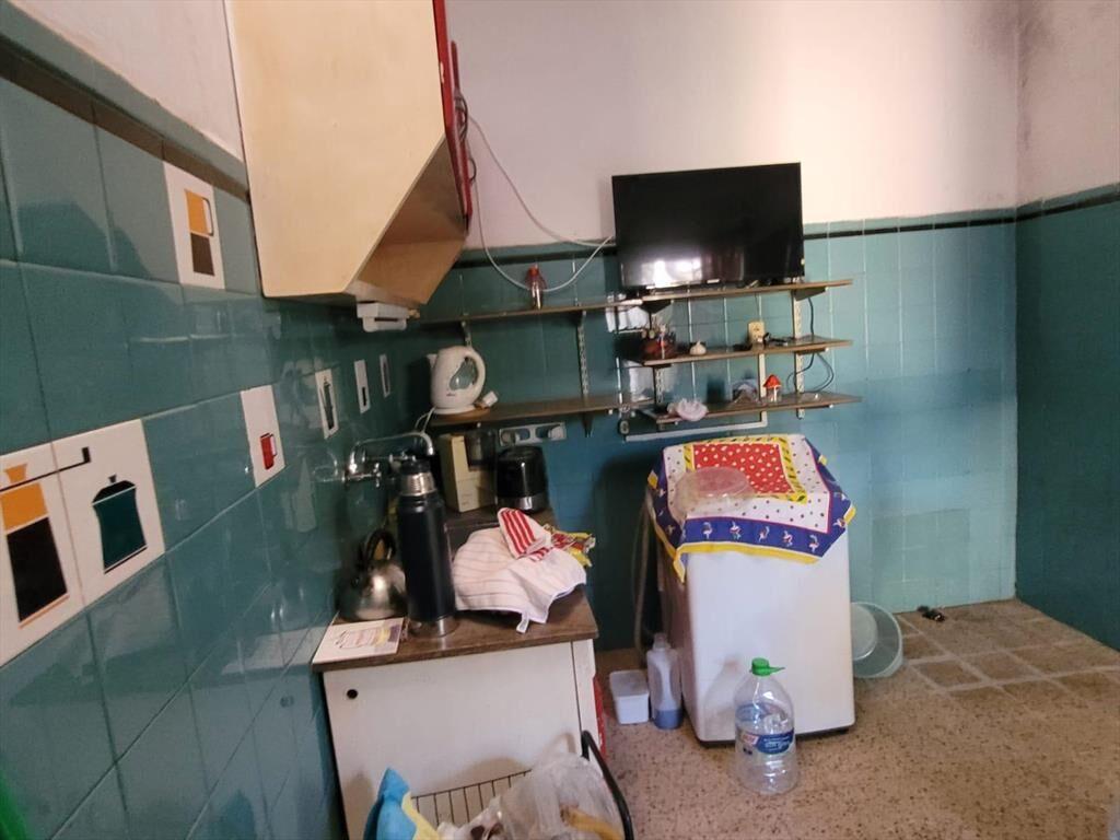 Casa, al frente, 3 dorm, garaje y patio con parrillero para