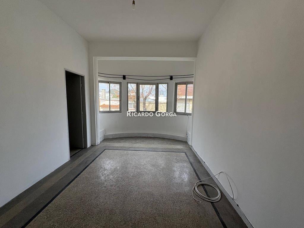 Casa de 4 dormitorios + Local en Venta a metros de Av. M...