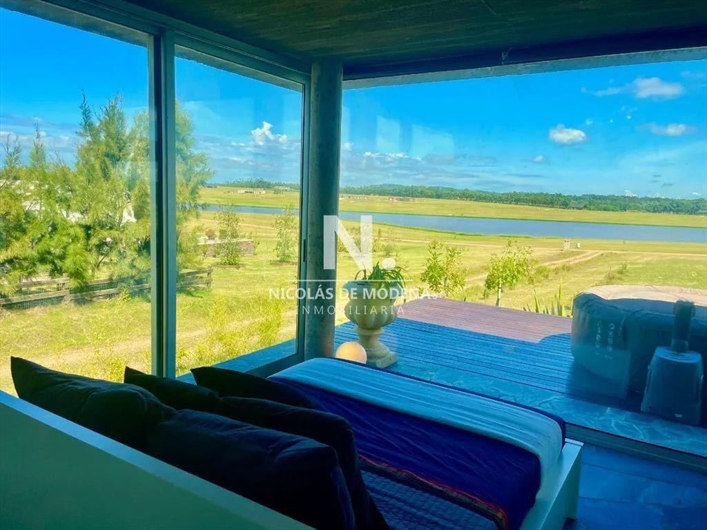 Vende casa en Laguna de los Cisnes, con hermosa y