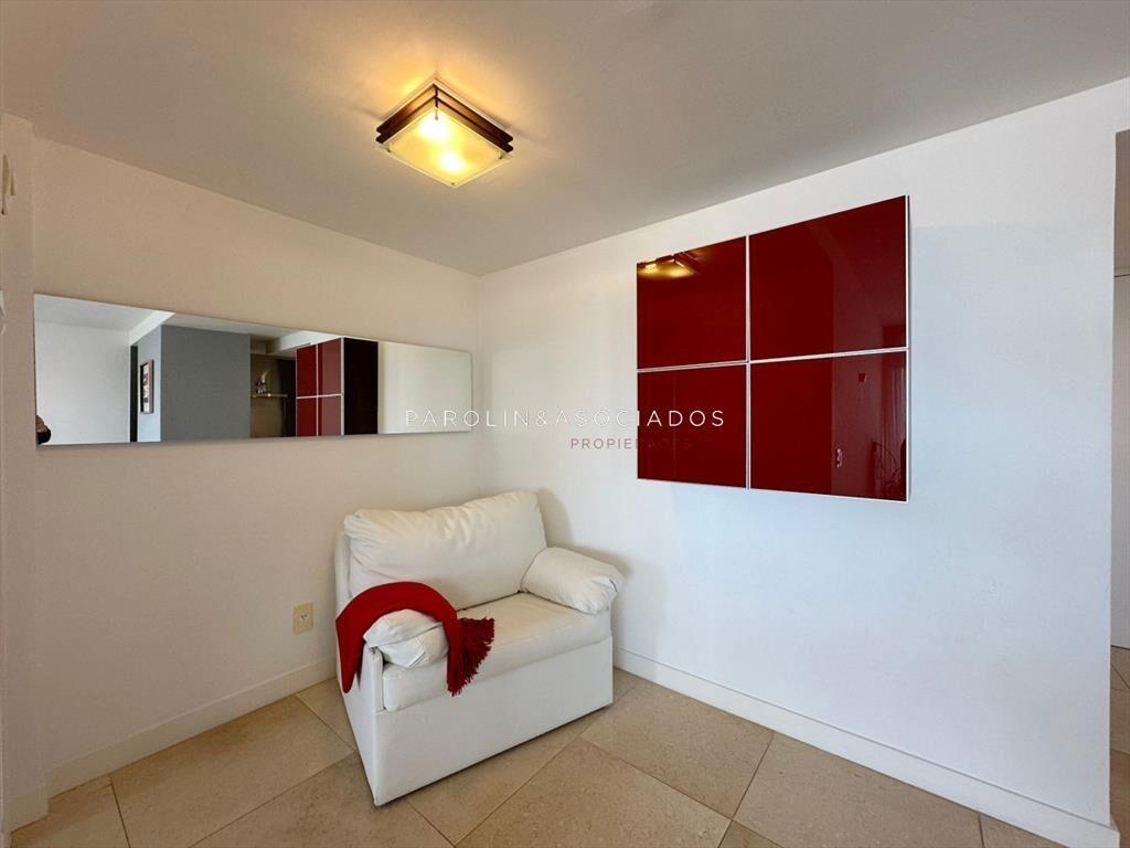 Apartamento de 1 dormitorio y medio en torre Yoo,