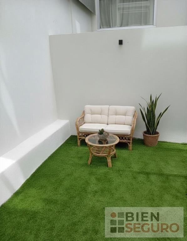 Cómodo monoambiente, planta baja con patio en venta en La B