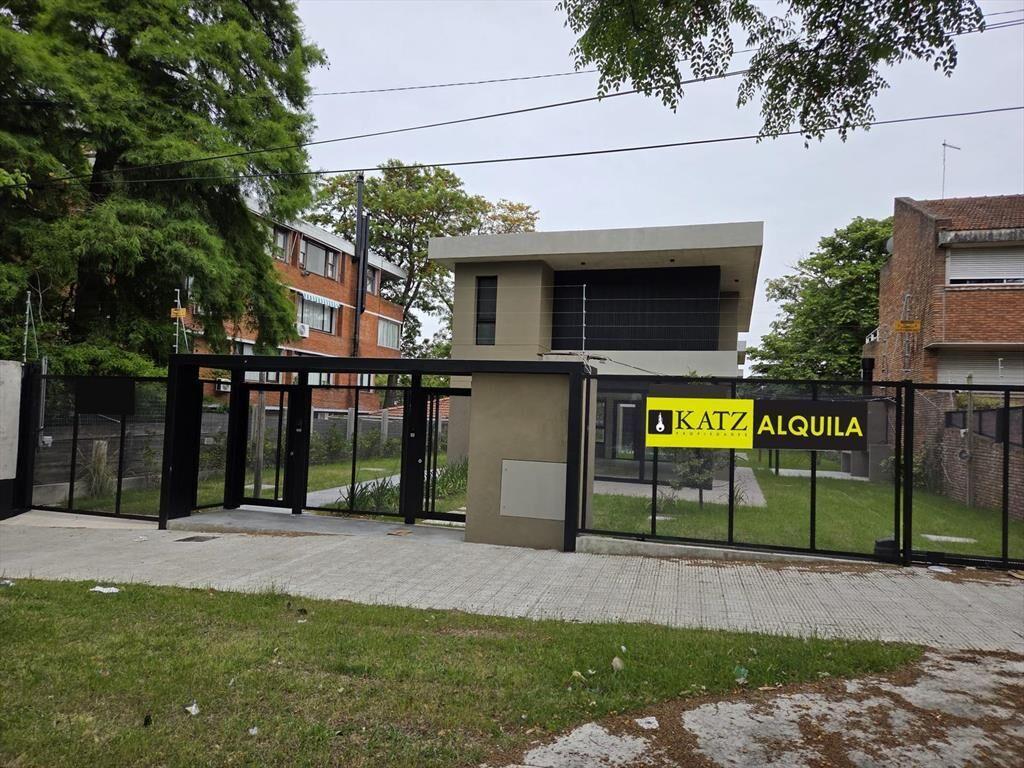 Gral Paz y Rivera, estrena, 135 m2 + jardín con parrillero