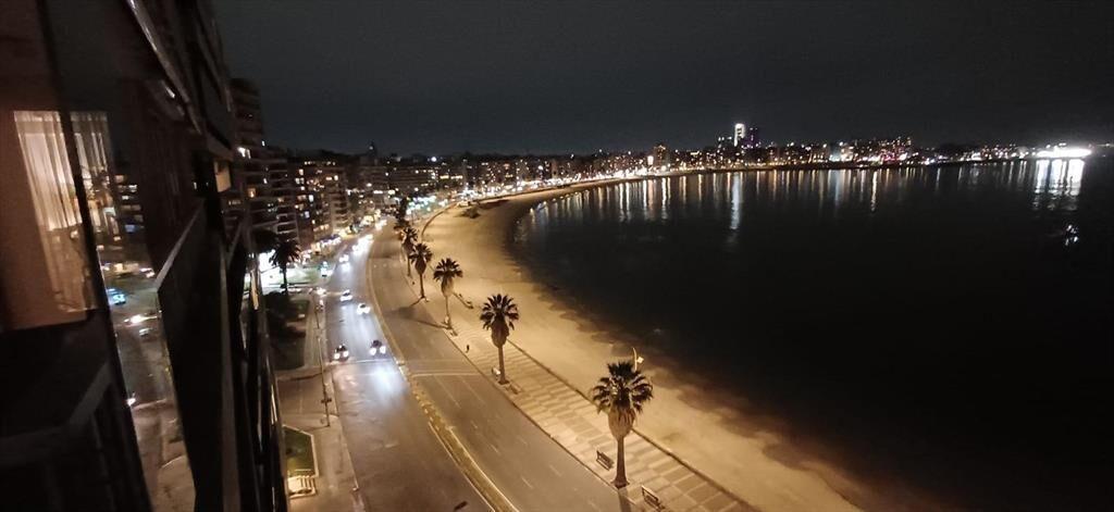 Apartamento en Rambla de Pocitos, frente a Trouville