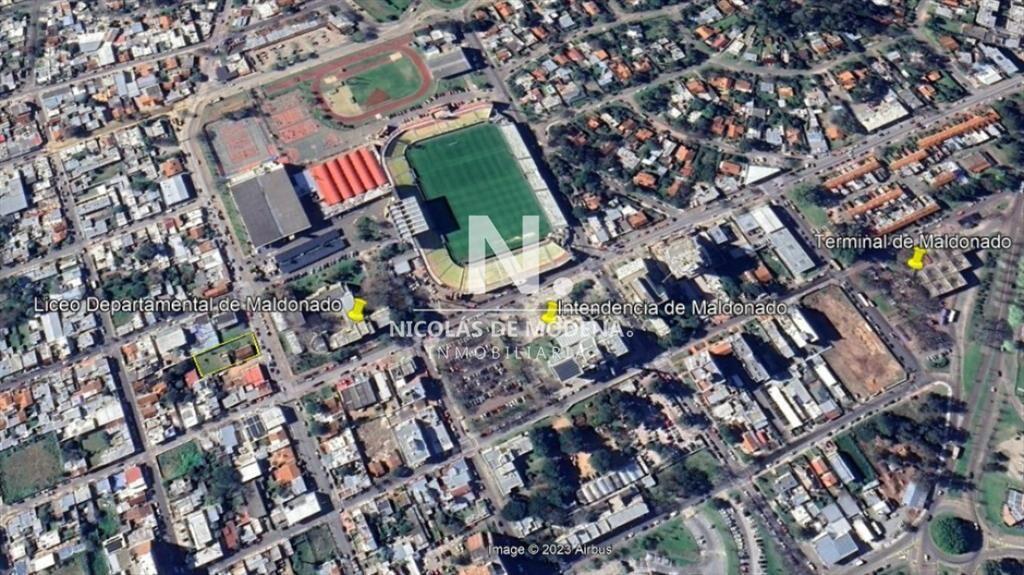 Vende terreno en el Centro de Maldonado.