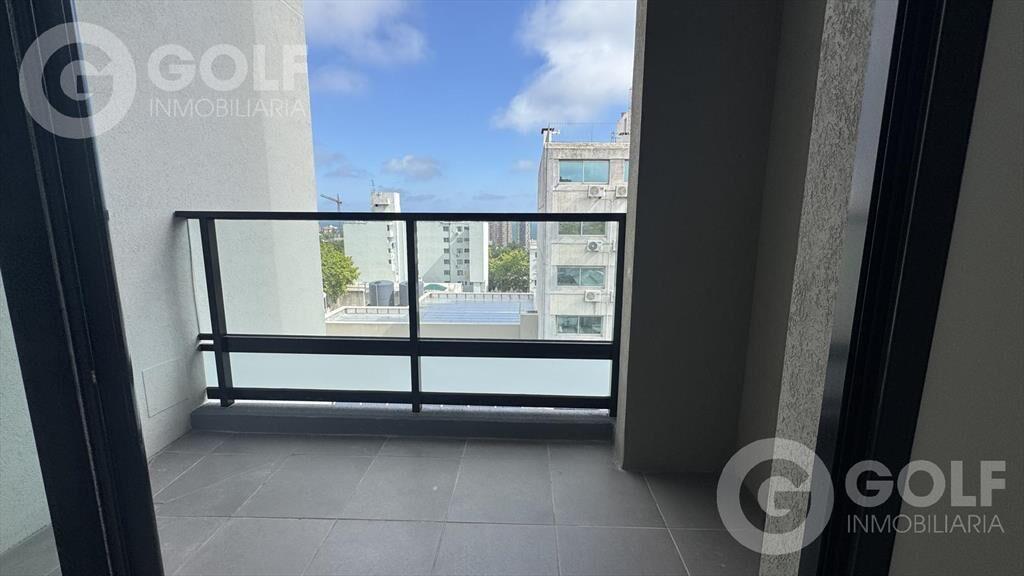 Venta de apartamento de dos dormitorios con terraza en el C