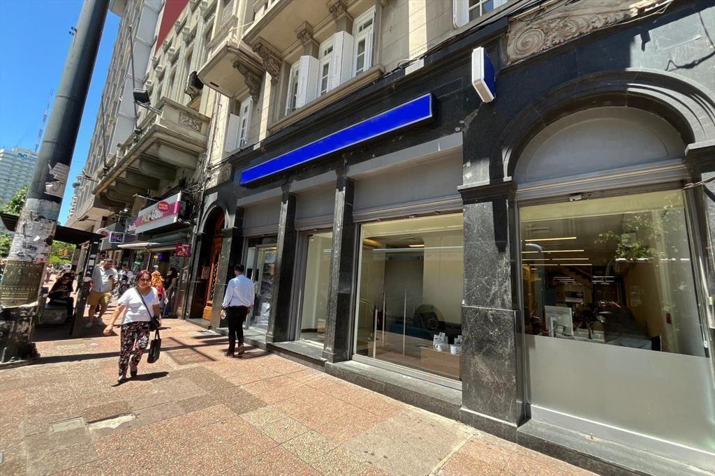 Venta excelente local en Av 18 de julio y Ejido. Centro. Re