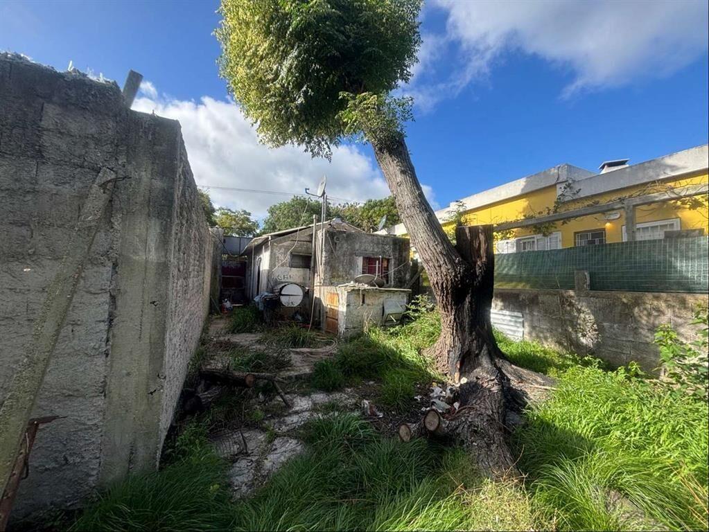 Terreno con construcciones a reciclar, muy buena ubicación