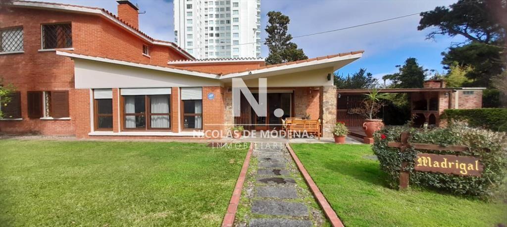 Vende Casa de 3 dormitorios y barbacoa a metros